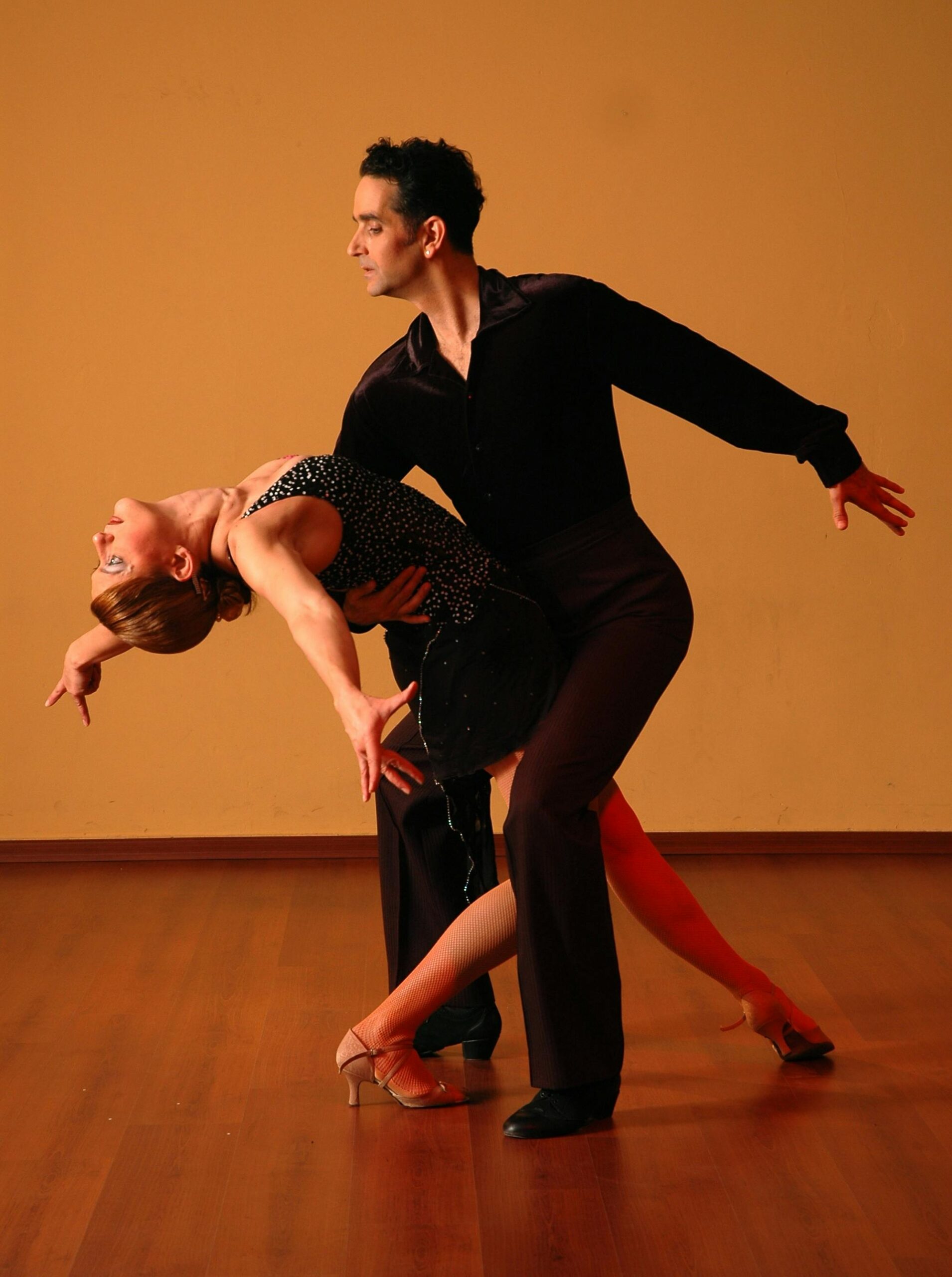 Couple exécutant un mouvement de danse de salon